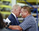 Sympati. Joe Biden er kendt for sin bånd til arbejdere /her en fabriksarbejder i Los Angeles. 