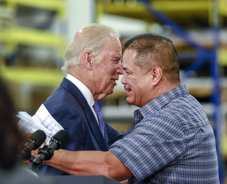 Sympati. Joe Biden er kendt for sin bånd til arbejdere /her en fabriksarbejder i Los Angeles. 