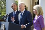 Endelig. Vicepræsident Joe Biden var flankeret af sin hustrtu Jill og præsident Obama, da han meddelte, at han ikke går efter at blive præsident. 