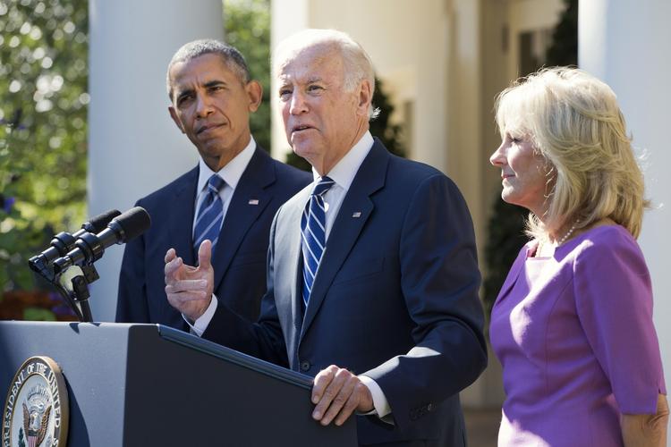 Endelig. Vicepræsident Joe Biden var flankeret af sin hustrtu Jill og præsident Obama, da han meddelte, at han ikke går efter at blive præsident. 