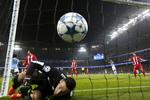 1-1. Et af aftenens to selvmål sikrede Manchester City udligningen mod Sevilla. 