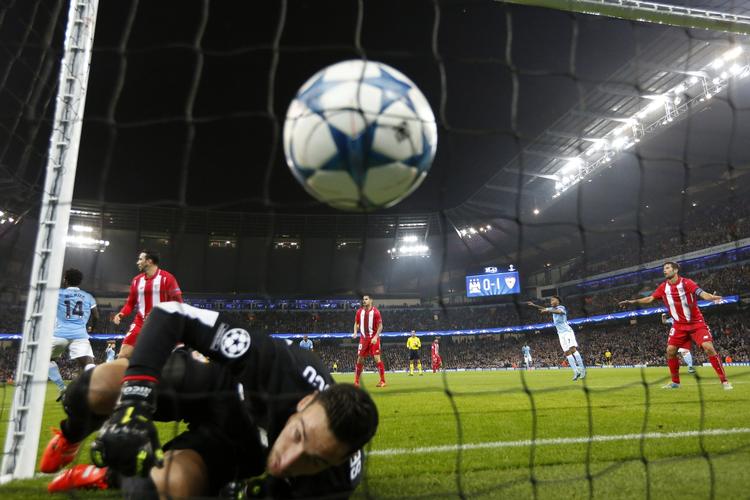 1-1. Et af aftenens to selvmål sikrede Manchester City udligningen mod Sevilla. 