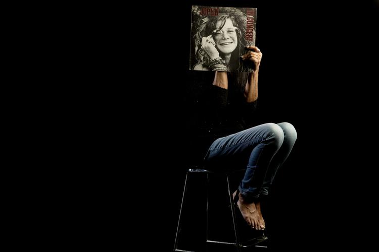 blues. »Hendes måde at synge på varmer mig dybt ind i min sjæl. Det er renhed, der kommer ud, den blues som alle rummer, hvis de giver sig hen og siger højt, hvad de tænker og vil have hele følelsesspekre med«, siger Annisette om Janis Joplin. Foto: Peter Hove Olesen 