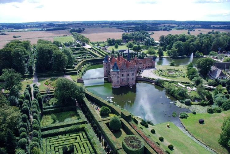 Egeskov. Det er i disse haver, der sammen med voldgraven omkranser Egeskov Slot, at Heartland Festival vil blive holdt. 