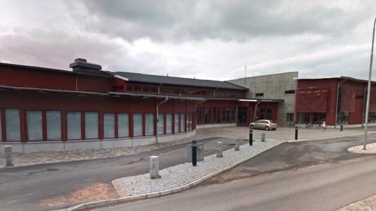 GERNINGSSTED. Kronanskolan i Trollhättan er blevet angrebet af en person, der var bevæbnet med et sværd eller et stikvåben. 