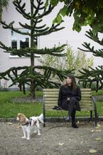 Skydeskive. Pernille Barner har job, bopæl i Lyngby og to børn med sin danske mand. Og så er hun halvt grønlandsk. Det gør hende som andre med grønlandske aner i Danmark udsat for grove vittigheder. Fra bekendte og fremmede. 