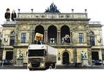 indflytning. Kunstnere og kulturinstitutioner som Det Kongelige Teater bør styrke økonomien ved at samarbejde mere med erhvervslivet, siger kulturdebattør Christian Have. Aktører som Tuborg, Royal, Mercedes og Tiger er allerede i gang, og bands som Mew og Reptile Youth leger med kommercielle kræfter som Microsoft og Mercedes-Benz. Kulturen behøver ikke at blive reklamesøjle - som Oehlenschläger her på billedet - eller opgive den kunstneriske integritet, siger Christian Have. Illustration: Christine Vierø Larsen 