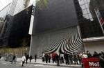 ALLIANCER. Museum of Modern Art i New York er en af de internationale kulturinstitutioner, der har indgået partnerskab med det private erhvervsliv. MoMA får penge at holde åben for, partneren får lov at trykke Warhol på sine T-shirts. 