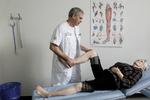 Kirurgi. Kirsten Sørensens knæsmerter var så voldsomme, at hun kunne få et nyt knæ hos overlæge Claus Munk Jensen på Gentofte Hospital. Hun valgte vægttab og træning i stedet. 