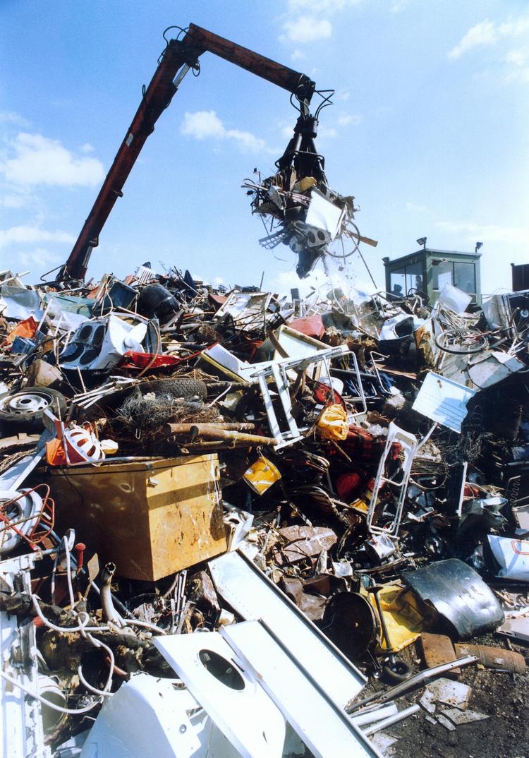 LOSSEPLADS. Et internt EU-notat om den kommende pakke om cirkulær økonomi afslører, at EU Kommissionen ikke er klar med et forbud mod lossepladser i Europa. Derfor vil især Syd- og Østeuropa fortsat smide værdifulde ressourcer på lossepladsen fremfor at få dem recirkuleret. Her er en københavnsk losseplads fra begyndelsen af 1990'erne. I dag er der ikke længere lossepladser i Danmark. 