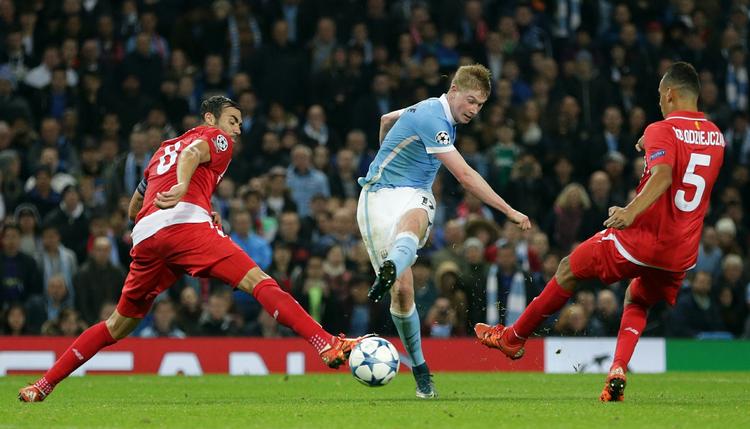 Dyr. Kevin De Bruyne (i midten) kostede Manchester City den flotte sum af 550 millioner kroner, da han skiftede fra tyske Wolfsburg. 