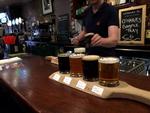 Samtale. Bartender Stephen Foster på The Brewery Corner i Kilkenny sætter ølsmagninger med irsk mikrobryg op for sine kunder. Det er meget sjovere og mere fagligt udfodrende end bare et skænke et glas med Guinness. 
