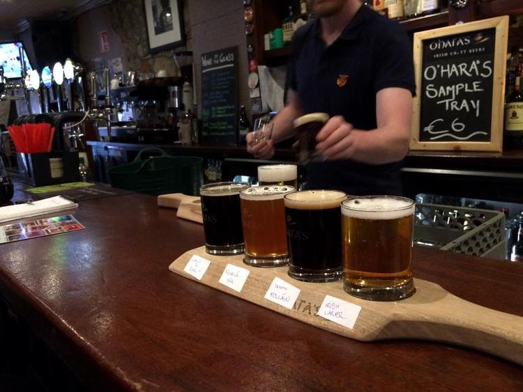 Samtale. Bartender Stephen Foster på The Brewery Corner i Kilkenny sætter ølsmagninger med irsk mikrobryg op for sine kunder. Det er meget sjovere og mere fagligt udfodrende end bare et skænke et glas med Guinness. 