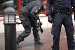 SKOLEANGREB. Tungt bevæbnede betjente blev sat ind for at sikre skolen efter angrebet. De gennemgik blandt andet bygningen for at se, om der var mere end en enkelt gerningsmand. 