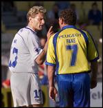 SPILLENDE TRÆNER John 'Faxe' Jensen blev i 2000 dansk mester med Herfølge som spillende træner. Men i dag findes der næsten ingen trænere længere, der også går på banen og tackler med sine spillere. 