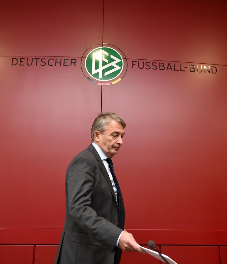 Presset. Wolfgang Niersbach har adskillig egange ytret sig kritisk i debatten omkring kulturen i Fifa. Nu er han selv i uføre. 
