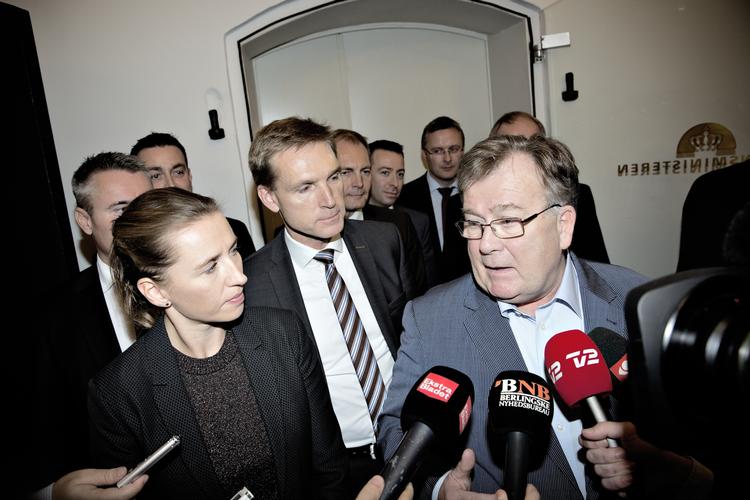 Bidrag. Nyuddannede uden børn ender med at finansiere 580 millioner kroner af den samlede dagpengeaftale. Det kan koste a-kasserne unge medlemmer, advarer formanden for Akademikernes A-kasse. 