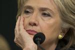 Vidne. Det meste af dagen har Hillary Clinton forsøgt at holde hovedet højt hævet, men et par gange kunne ikke skjule, hvad hun syntes om spørgsmålene. 
