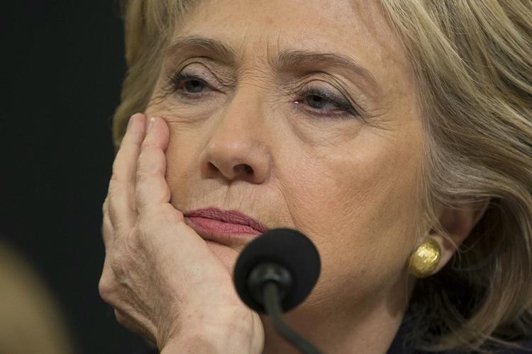 Vidne. Det meste af dagen har Hillary Clinton forsøgt at holde hovedet højt hævet, men et par gange kunne ikke skjule, hvad hun syntes om spørgsmålene. 