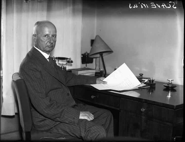 Politiker. Erik Scavenius fotograferet ved sit skrivebord omkring 1930. Han var udenrigsminister i flere omgange og statsminister fra 9. november 1942 til 29. august 1943 (formelt 5. maj 1945). 