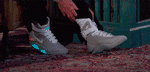 FREMTIDSDRØM. Michael J. Fox demonstrerer virkelighedens udgave af de selvsnørende Nike Air MAG-sneakers, der første gang blev fremvist i året 2015, i filmen 'Back to the Future 2'...fra 1989. (Foto: Screenshot/YouTube/Jimmy Kimmel Live) 