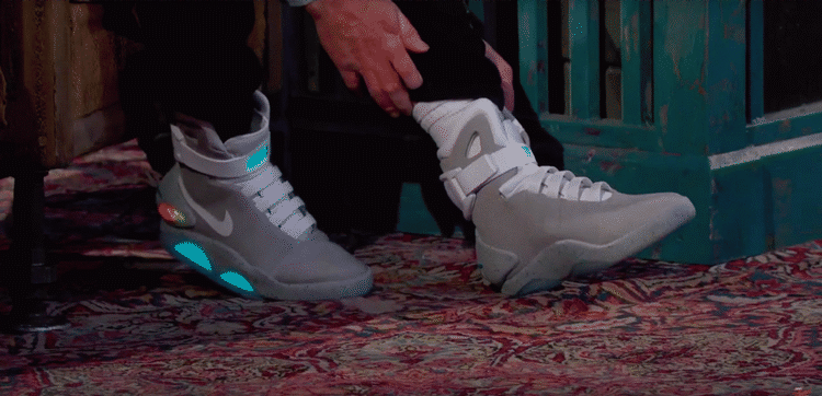 FREMTIDSDRØM. Michael J. Fox demonstrerer virkelighedens udgave af de selvsnørende Nike Air MAG-sneakers, der første gang blev fremvist i året 2015, i filmen 'Back to the Future 2'...fra 1989. (Foto: Screenshot/YouTube/Jimmy Kimmel Live) 
