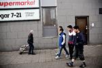 Sverige. Overalt i gadebilledet i Trelleborg ses små grupper af unge afganske drenge.