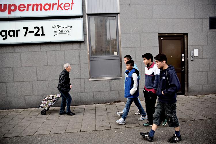 Sverige. Overalt i gadebilledet i Trelleborg ses små grupper af unge afganske drenge.