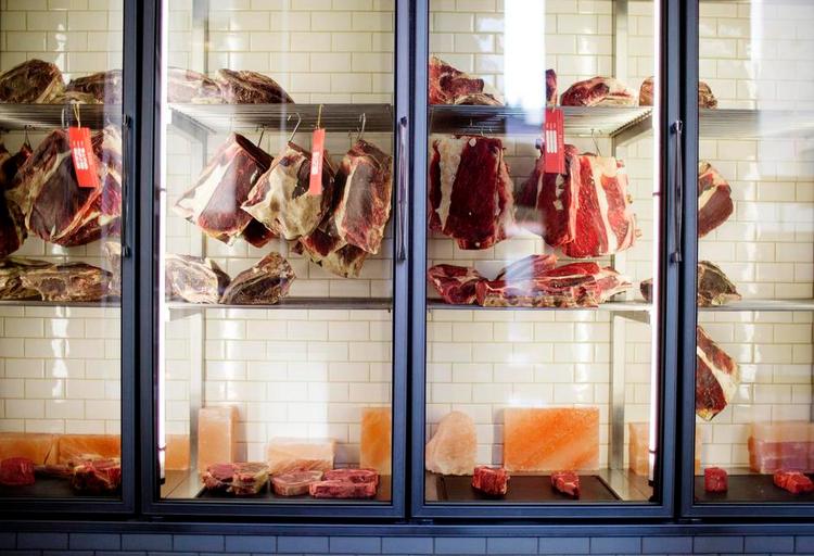 Fedt. Wagyu-kødet stammer fra kvægracen wagyu og må kun kaldes kobekød, hvis køerne har græsset i Kobe og omegn. 