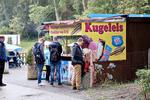 TRÆNGSEL. Selv på en kølig efterårsdag er der travlhed ved iskiosken. 