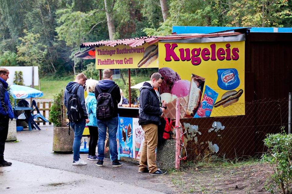 TRÆNGSEL. Selv på en kølig efterårsdag er der travlhed ved iskiosken. 