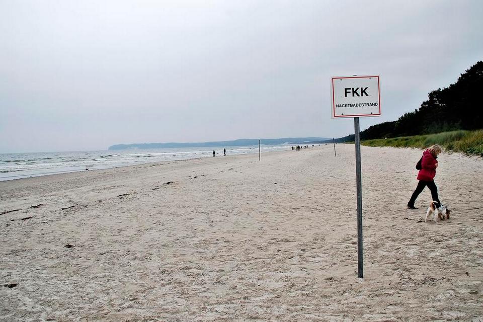 ØDE. Der er god plads på stranden en efterårsdag. Nøgenbadning er tilladt, men ikke udbredt på denne årstid. 
