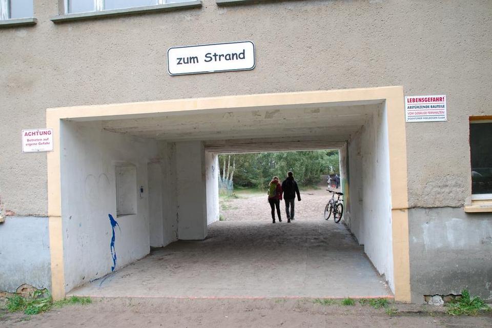 FERIE. Ud gennem porten og videre til stranden 150 meter væk. Det var drømmen i 1930'erne. Og i dag. 