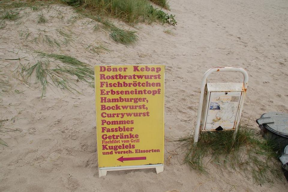 LOKKEMIDDEL. Hvis sulten melder sig på stranden, er det bare at vælge skiltet. 