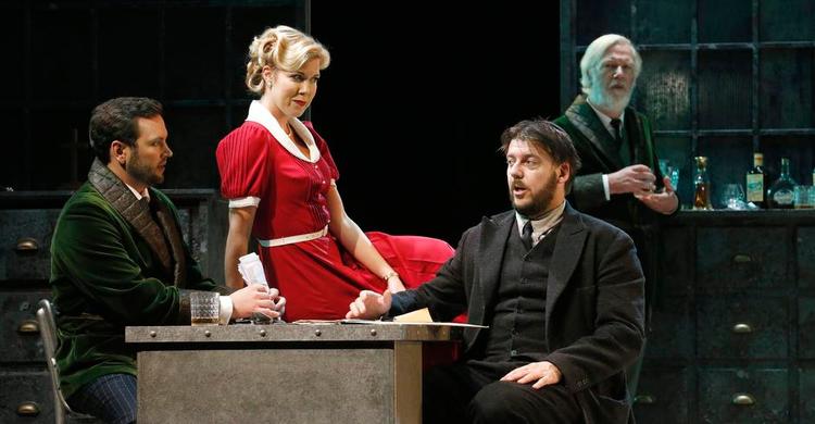 Realisme. Til venstre tenoren Scott Quinn som Fritz i en iscenesættelse, der transporterer Mascagnis opera frem til 1940 
