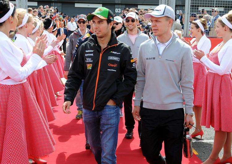 HUrtige. Perez (tv) har et sæde i formel 1, mens Magnussen er kørt ud på et sidespor. 