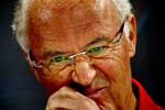 TÆNKEBOKS. Franz Beckenbauer har fået noget at tænke over, efter at der er fremkommet beskyldninger om, at han skulle have bestukket sig til VM i 2006. 