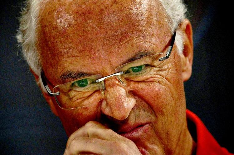 TÆNKEBOKS. Franz Beckenbauer har fået noget at tænke over, efter at der er fremkommet beskyldninger om, at han skulle have bestukket sig til VM i 2006. 