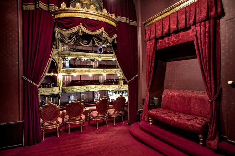 Sparekniv. Besparelserne på kulturområdet, kan betyde at det Kgl. Teater må lukke en scene. 