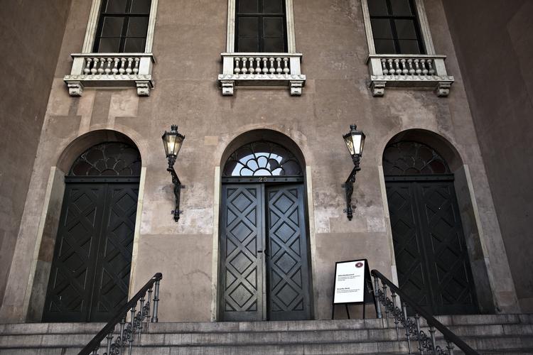 Dømt. Dansk Folkeparti krænkede nye statsborgeres ære, da de i en annonce brugte deres navne under overskriften »Én er til fare for Danmarks sikkerhed. Nu blvier han dansker...«. Det har Københavns Byret i dag afgjort. 