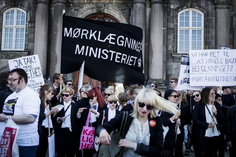 Vrede. Modstanden mod offentlighedsloven var stor. 190.000 borgere skrev under på en protest imod den. 