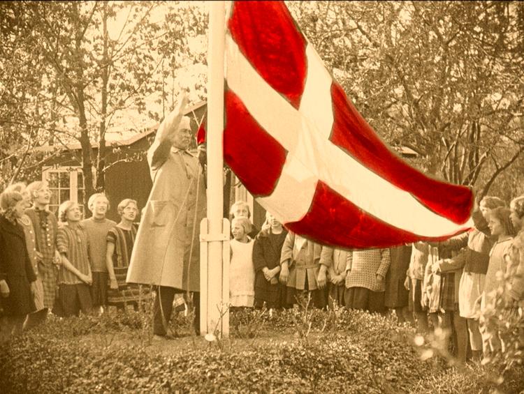 danefæ. Vi bliver jer svar skyldige, men på www.danmarkpaafilm.dk efterlyser de mere information om, hvad der sker. Og hvornår det skete. 