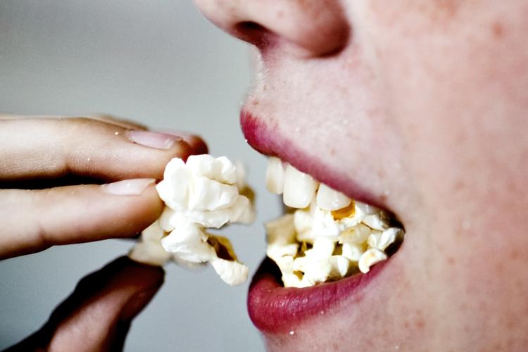 FLUORSTOFFER. Supermarkedskæden Coop har nu popcorn tilbage på hylderne, denne gang uden fluorstoffer i emballagen. 