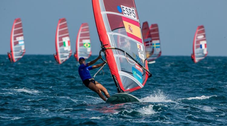 OL-KLAR. Med spanieren Marina Alabau Neira foran kan Lærke Buhl-Hansens sejl anes i baggrunden under VM i Oman, hvor Danmark sikrede OL-kvalifikation i den ottende bådklasse. 