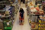I supermarkedet kan det være svært at se, hvilke varer, der er pakket i genbrugspap. Men hjemme i dit eget køkken kan du i hvert fald bruge køkkenrulle, madpapir og andre papirvarer med omtanke. 