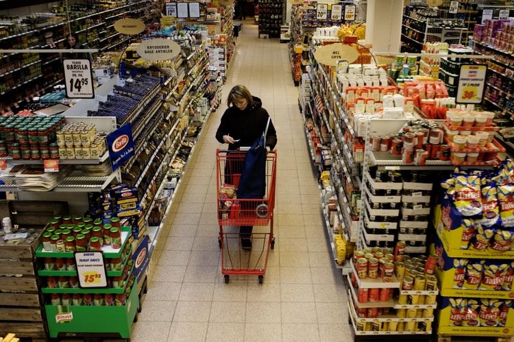 I supermarkedet kan det være svært at se, hvilke varer, der er pakket i genbrugspap. Men hjemme i dit eget køkken kan du i hvert fald bruge køkkenrulle, madpapir og andre papirvarer med omtanke. 