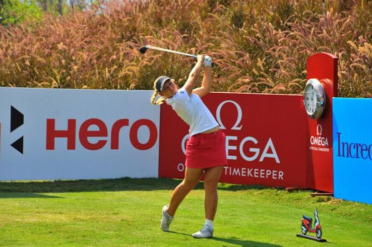 FØRENDE. Der skal kun spilles tre runder i denne uges Ladies European Tour, og efter den første er Emily Kristine Pedersen på førstepladsen. 