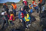 ANKOMMET. Billedet viser, en båd af flygtninge, som netop er ankomemt til Lesbos. En plads i en at de overfyldte gummibåde koster typisk 1.000 USD plus 35 USD for en redningsvest. Turen fra Tyrkiet varer omkring 1,5 timer. 