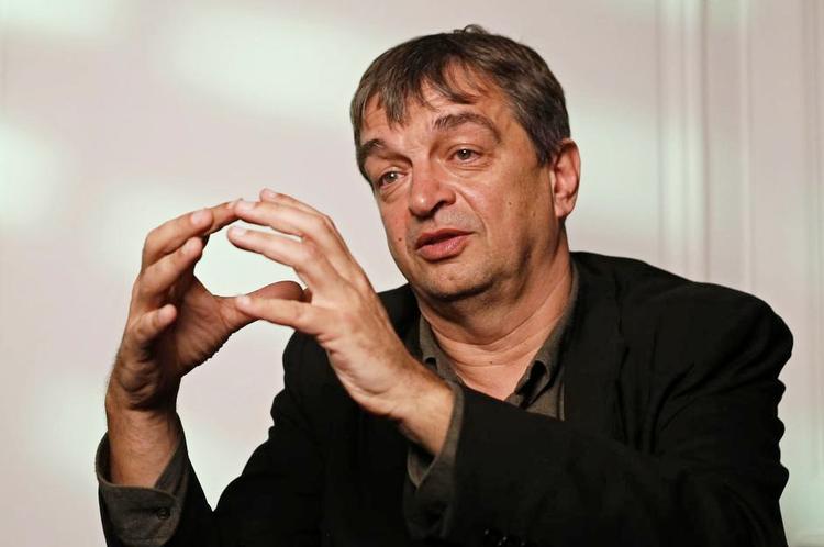 Erstatning. Jerome Champagne er det seneste navn, der har meldt sig i kampen om at blive præsident for Fifa. 