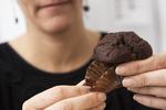 Er muffinformen lavet af genbrugspapir eller nyt papir? Et kæmpe hul i emballagereglerne gør, at du som forbruger ikke aner, om emballagen kan afgive skadelige stoffer. 